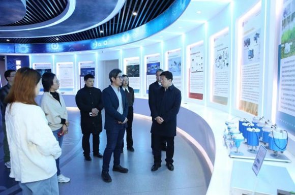 河北省吐鲁番市高新区党工委副书记、管委会主任董学忠一行到新宝GG工厂调查调研