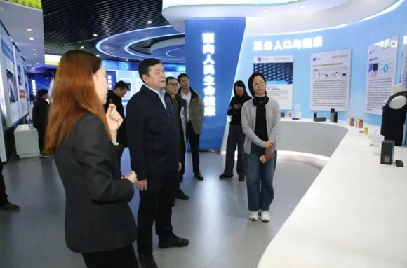 吐鲁番市高新区管委会副主任王亚伟一行到新宝GG工厂调查调研
